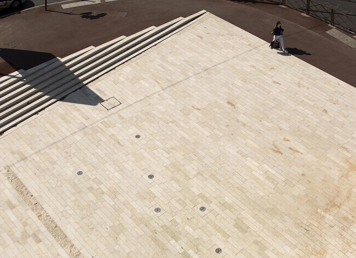 法国某市镇入口广场景观-台阶平台坡道相映交错