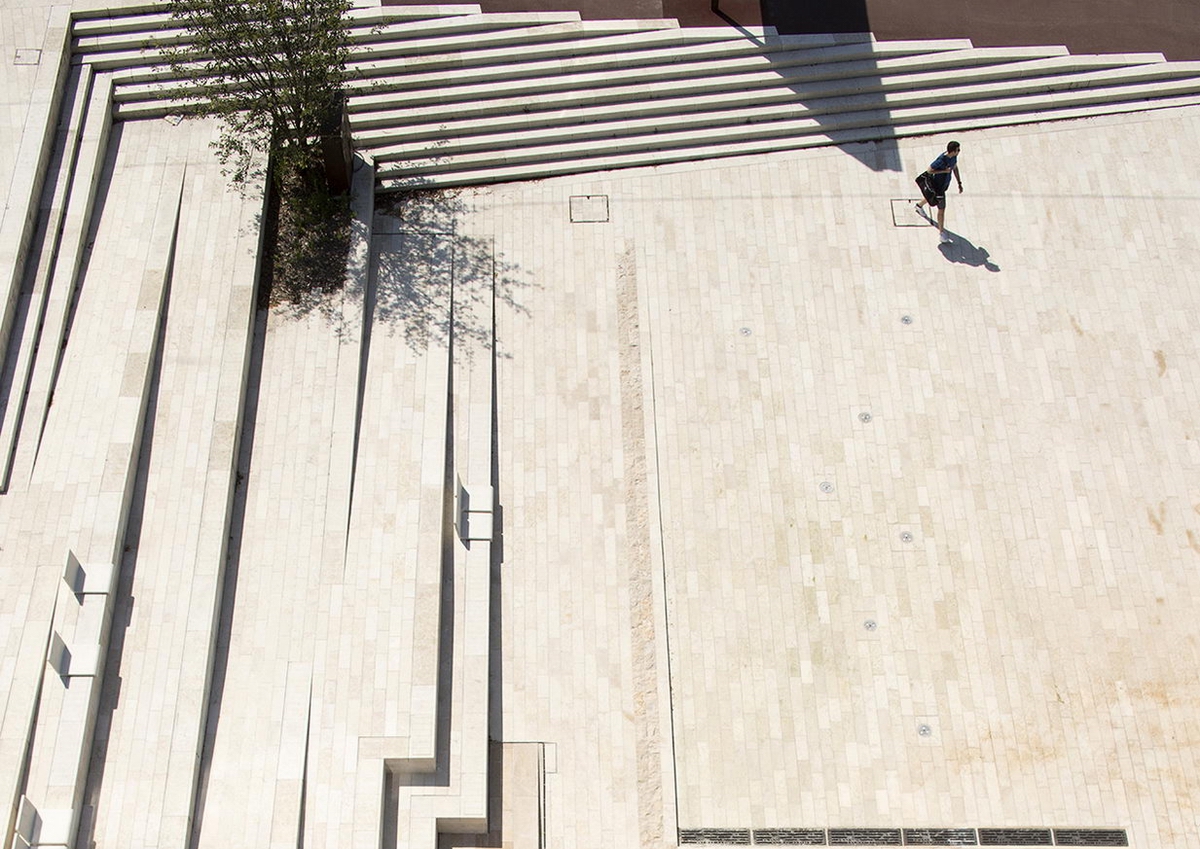 法国某市镇入口广场景观-台阶平台坡道相映交错