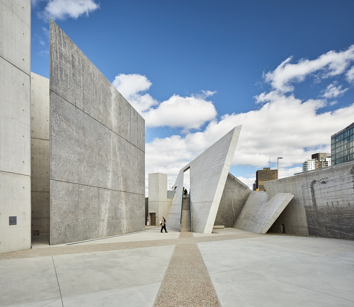 加拿大国家大屠杀遗址纪念园-三角形形状混凝土